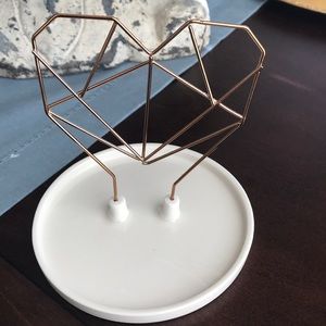 Coxet wire heart ceramic jewelry holder
